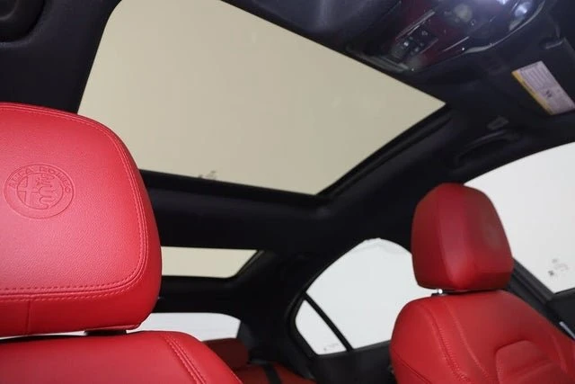 2025 Alfa Romeo Giulia - Image 9 of 19