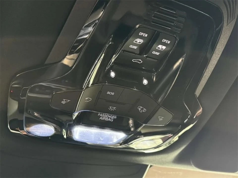 2025 Alfa Romeo Stelvio - Image 15 of 18