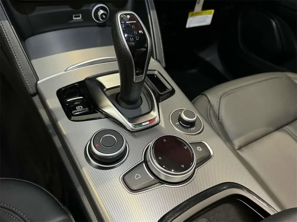 2025 Alfa Romeo Stelvio - Image 11 of 18