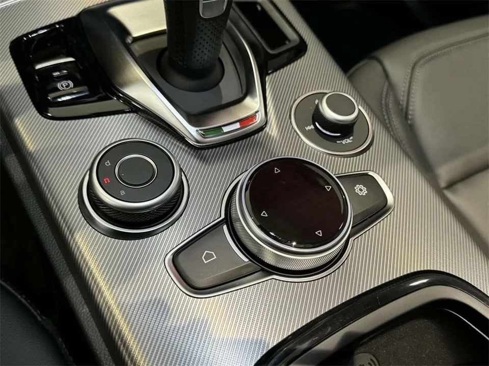 2025 Alfa Romeo Stelvio - Image 10 of 18
