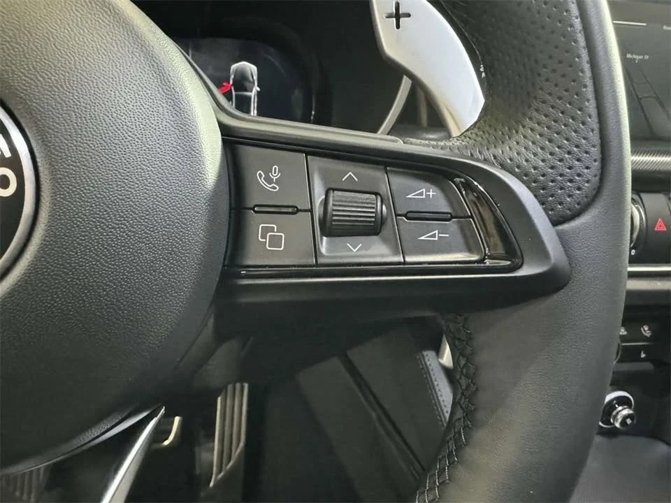 2025 Alfa Romeo Stelvio - Image 12 of 18
