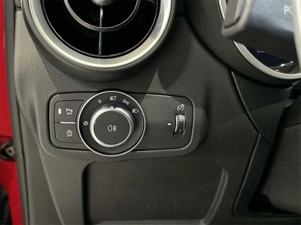 2025 Alfa Romeo Stelvio - Image 14 of 18