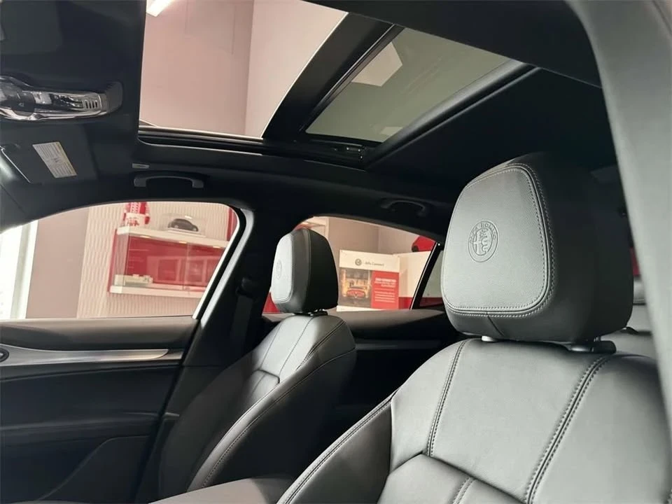 2025 Alfa Romeo Stelvio - Image 8 of 18