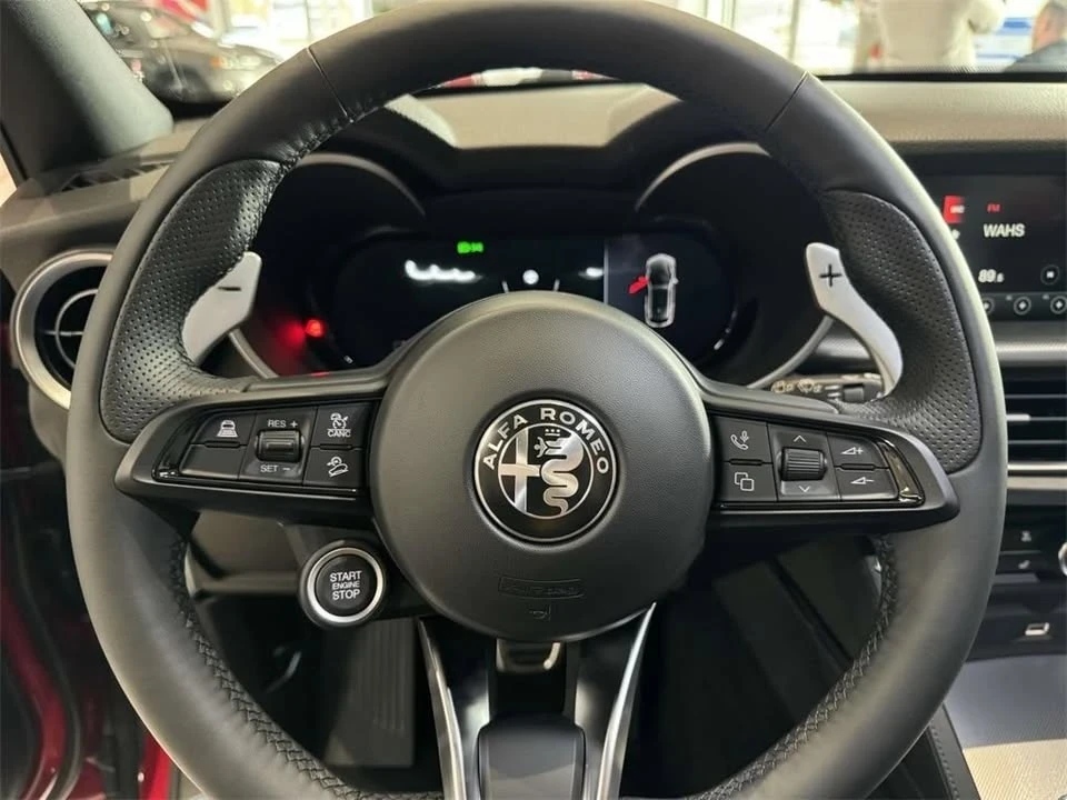 2025 Alfa Romeo Stelvio - Image 9 of 18