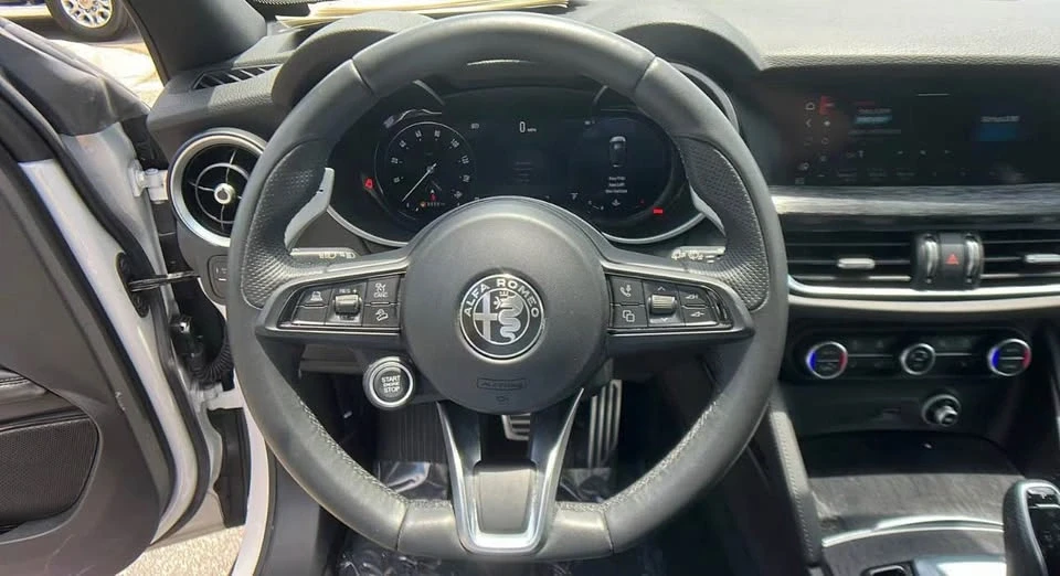 2025 Alfa Romeo Tonale - Image 6 of 9
