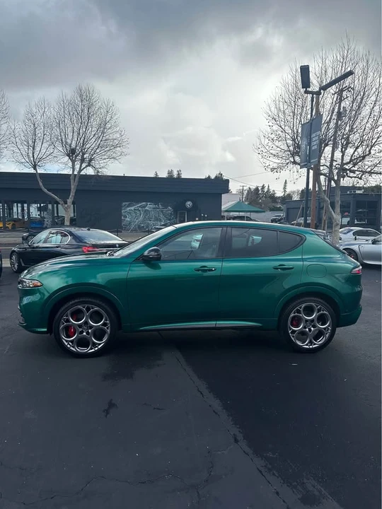 2025 Alfa Romeo Tonale - Image 2 of 16