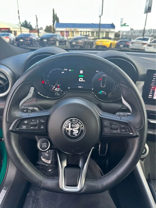 2025 Alfa Romeo Tonale - Image 8 of 16