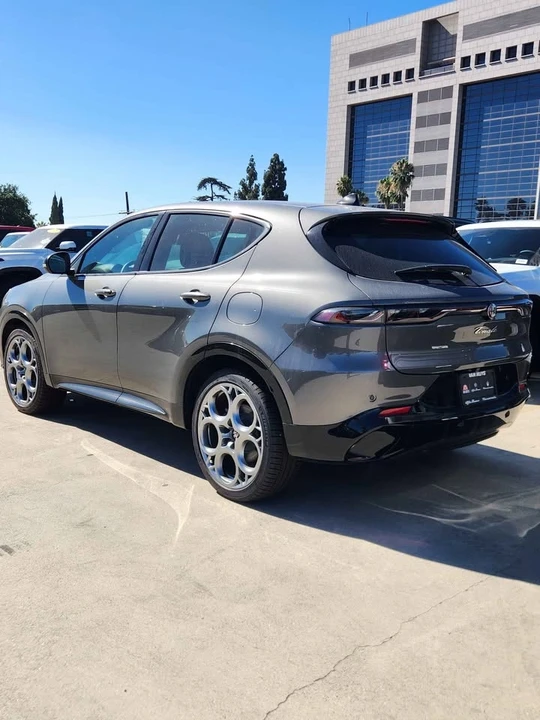 2025 Alfa Romeo Tonale - Image 4 of 13