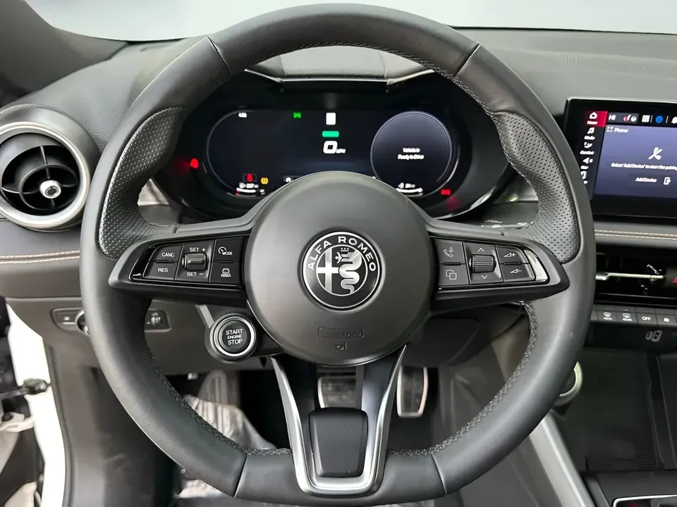 2025 Alfa Romeo Tonale - Image 16 of 19