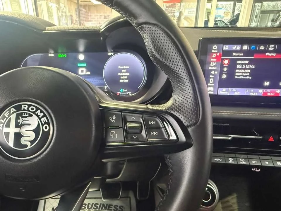 2025 Alfa Romeo Tonale - Image 11 of 20