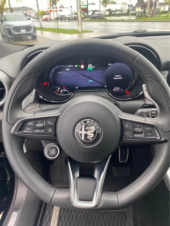 2025 Alfa Romeo Tonale - Image 9 of 11
