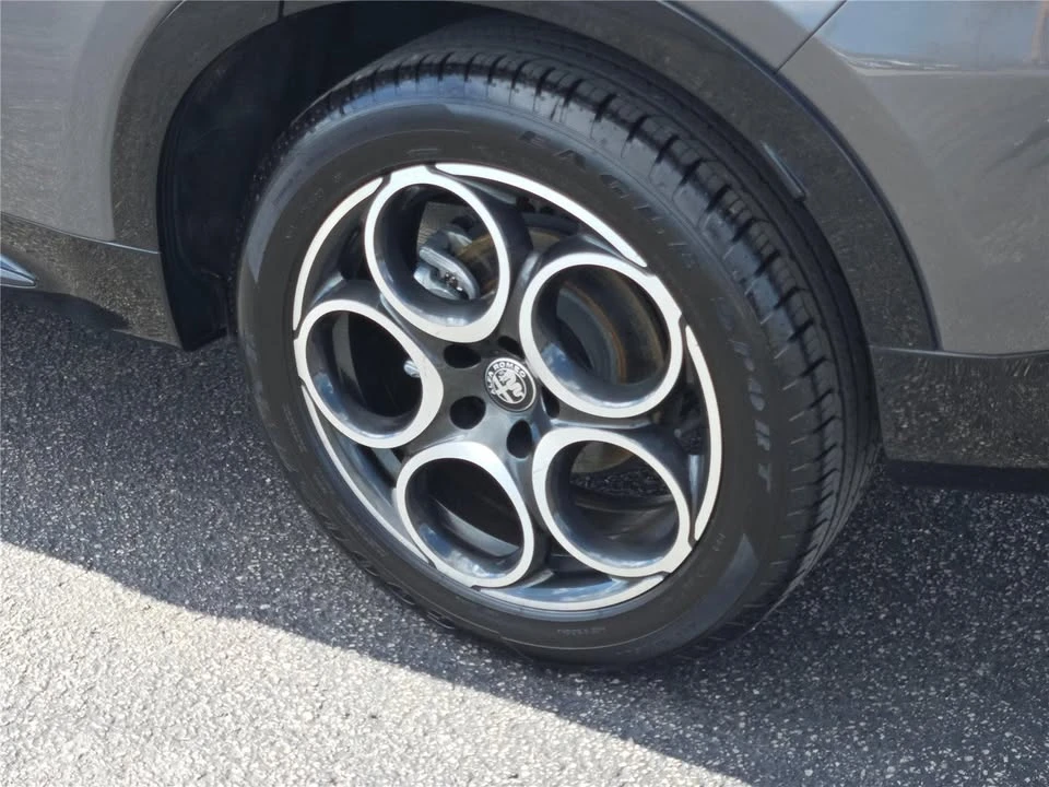 2025 Alfa Romeo Tonale - Image 17 of 20