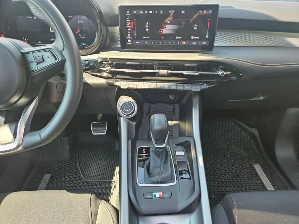 2025 Alfa Romeo Tonale - Image 8 of 8