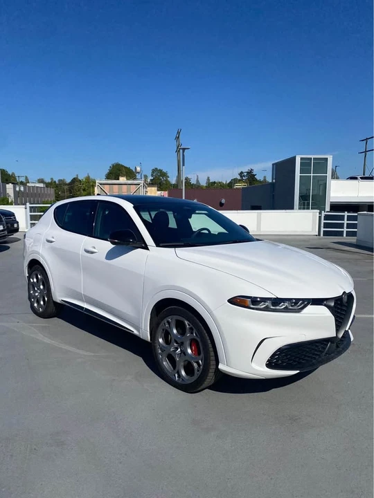 2025 Alfa Romeo Tonale - Image 2 of 9