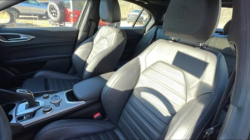 2025 Alfa Romeo Giulia - Image 14 of 15