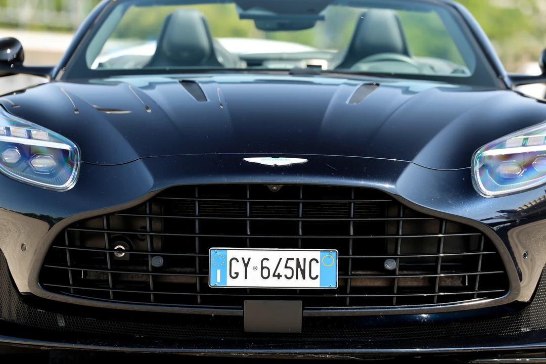 2025 Aston Martin DB12 - Image 18 of 31