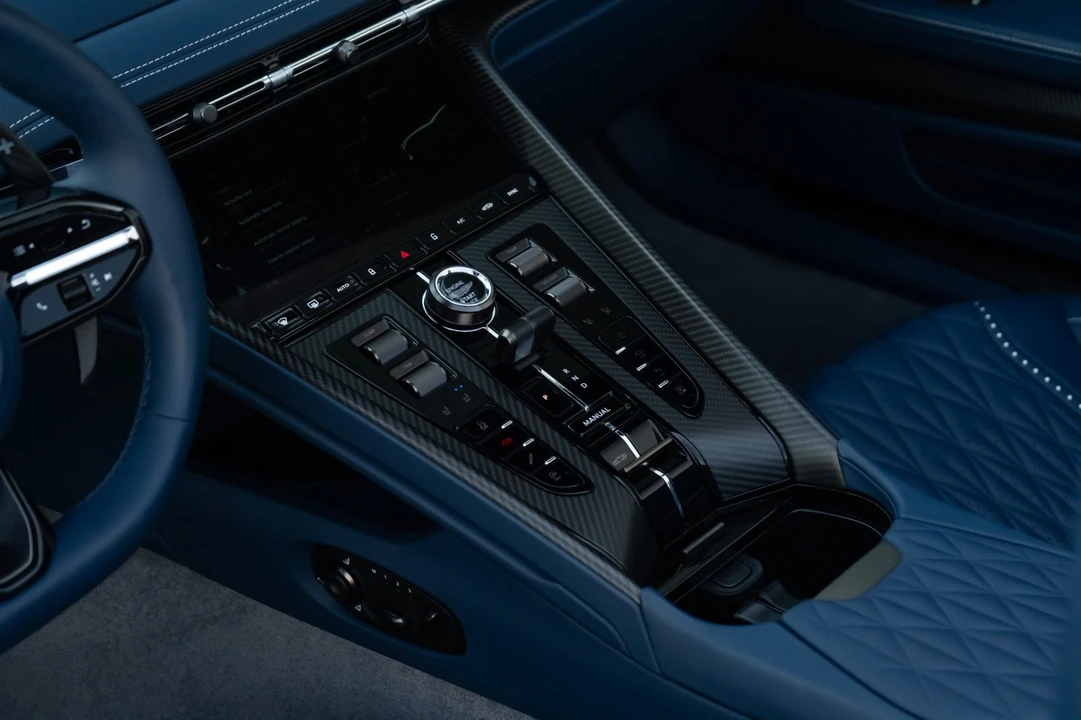 2025 Aston Martin DB12 - Image 25 of 31