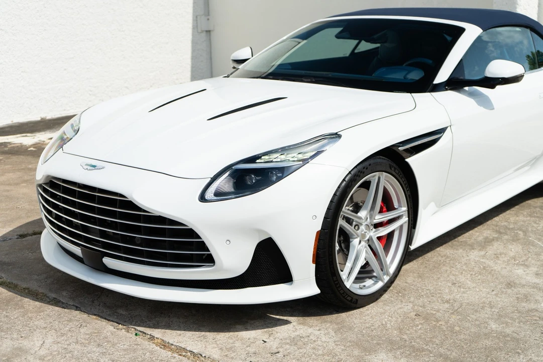 2025 Aston Martin DB12 - Image 19 of 31