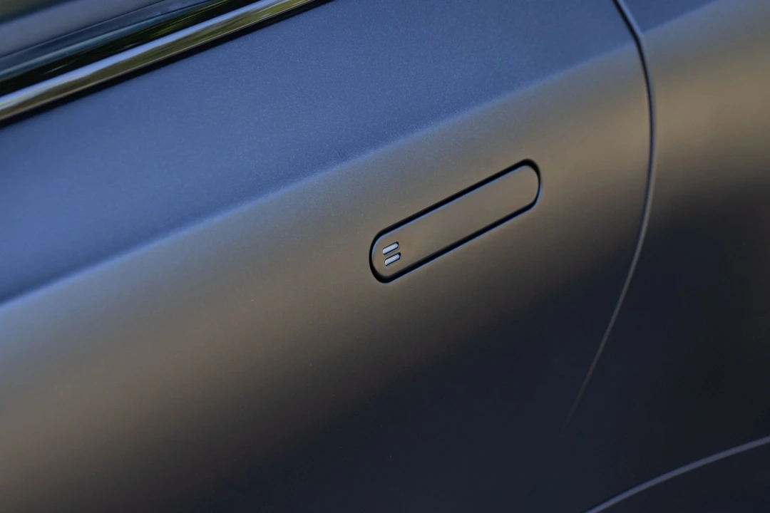 2025 Aston Martin DB12 - Image 27 of 31