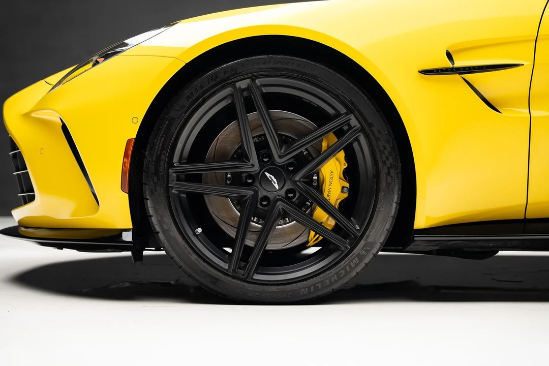 2025 Aston Martin V8 Vantage (2019+) - Image 19 of 31