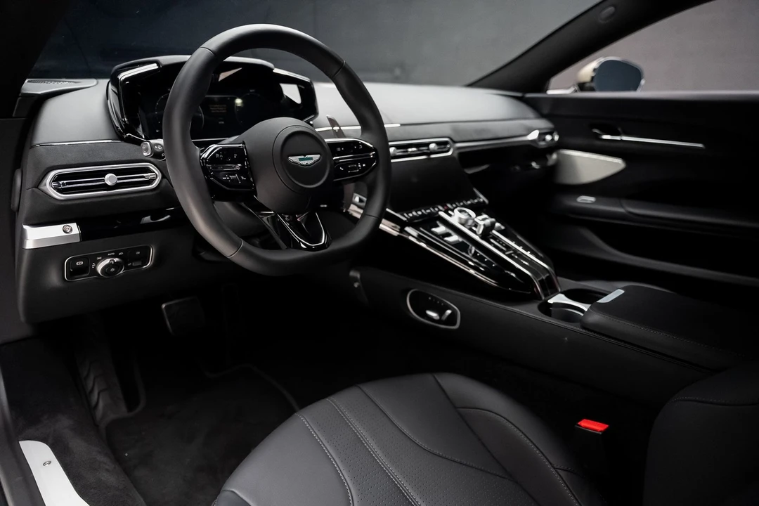2025 Aston Martin V8 Vantage (2019+) - Image 2 of 31