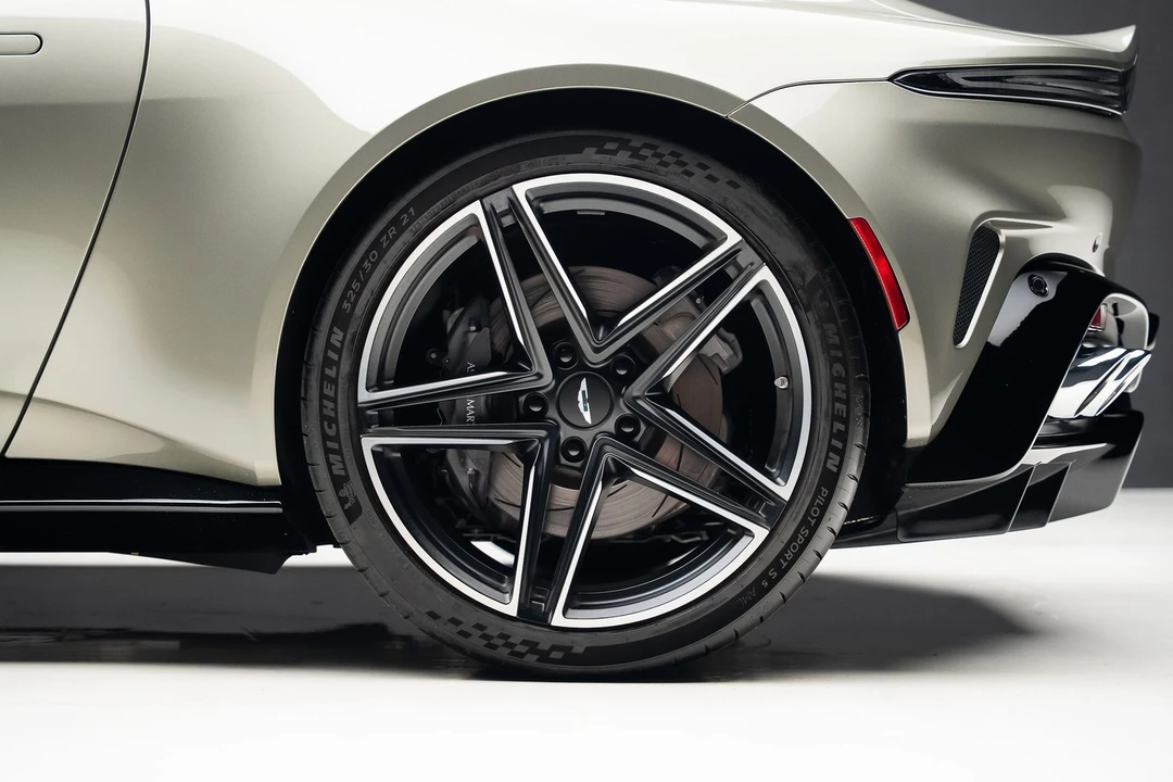 2025 Aston Martin V8 Vantage (2019+) - Image 21 of 31