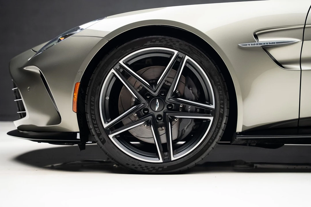 2025 Aston Martin V8 Vantage (2019+) - Image 19 of 31