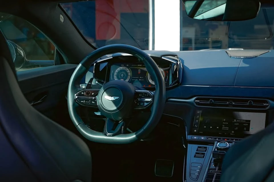 2025 Aston Martin V8 Vantage (2019+) - Image 11 of 15