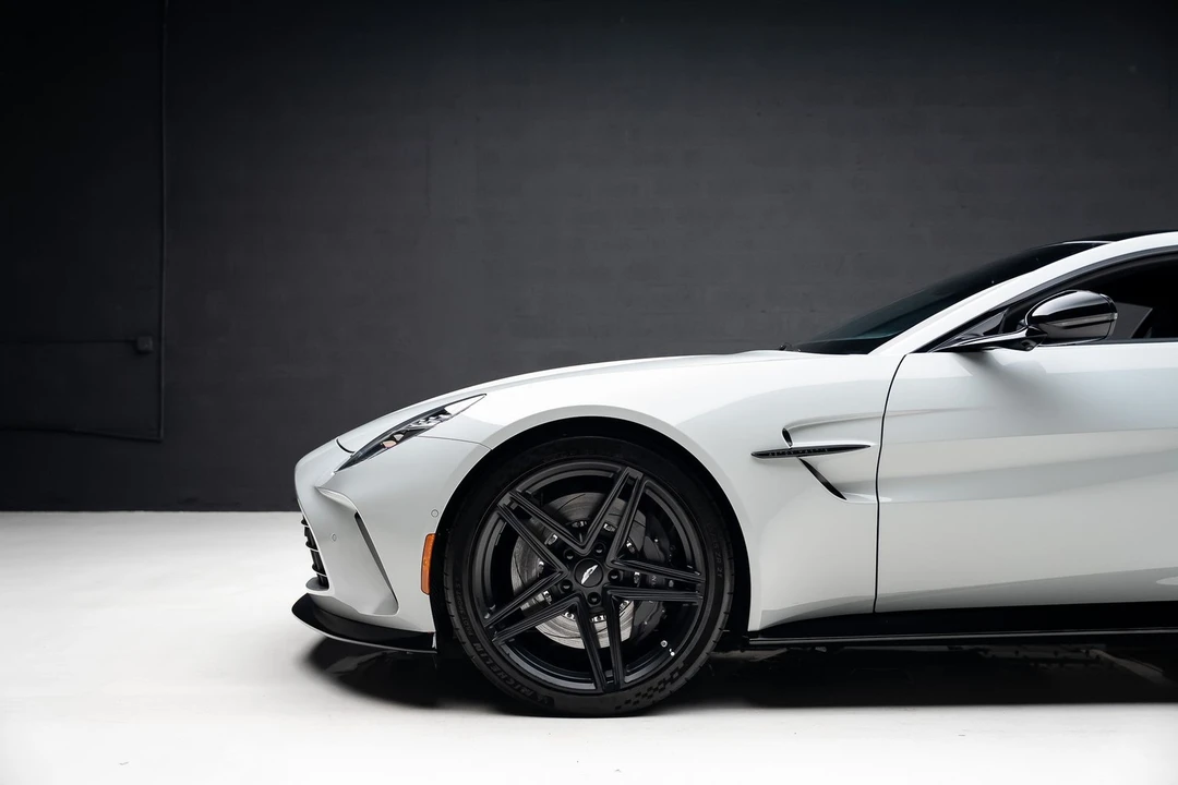 2025 Aston Martin V8 Vantage (2019+) - Image 18 of 31