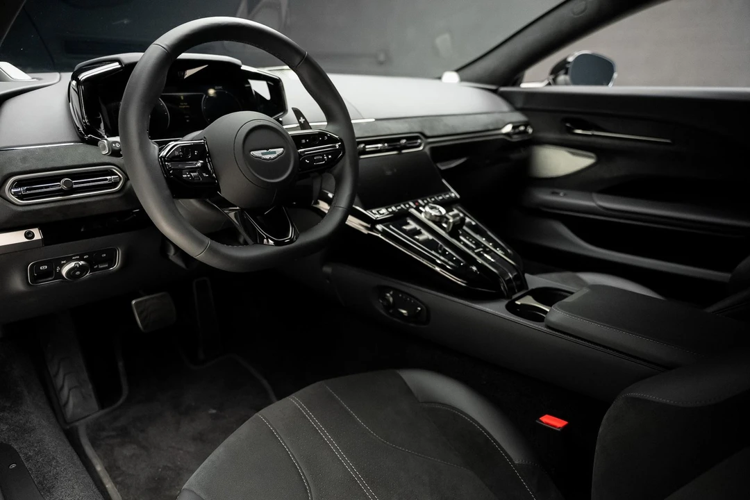 2025 Aston Martin V8 Vantage (2019+) - Image 2 of 31