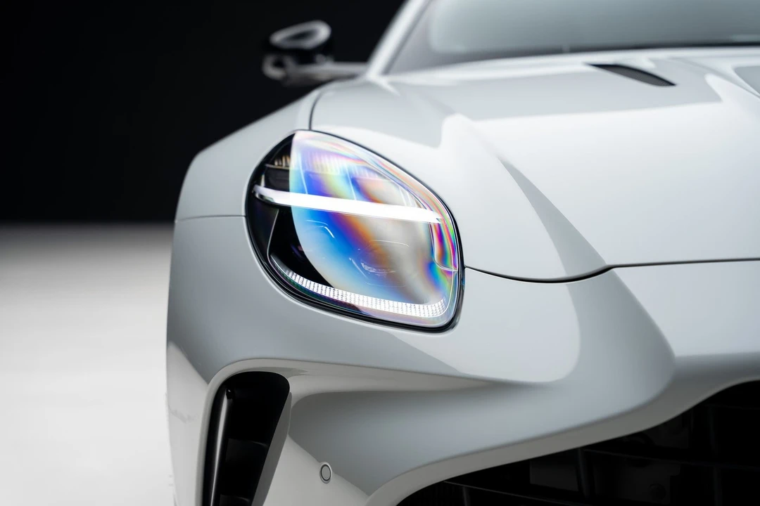 2025 Aston Martin V8 Vantage (2019+) - Image 9 of 31