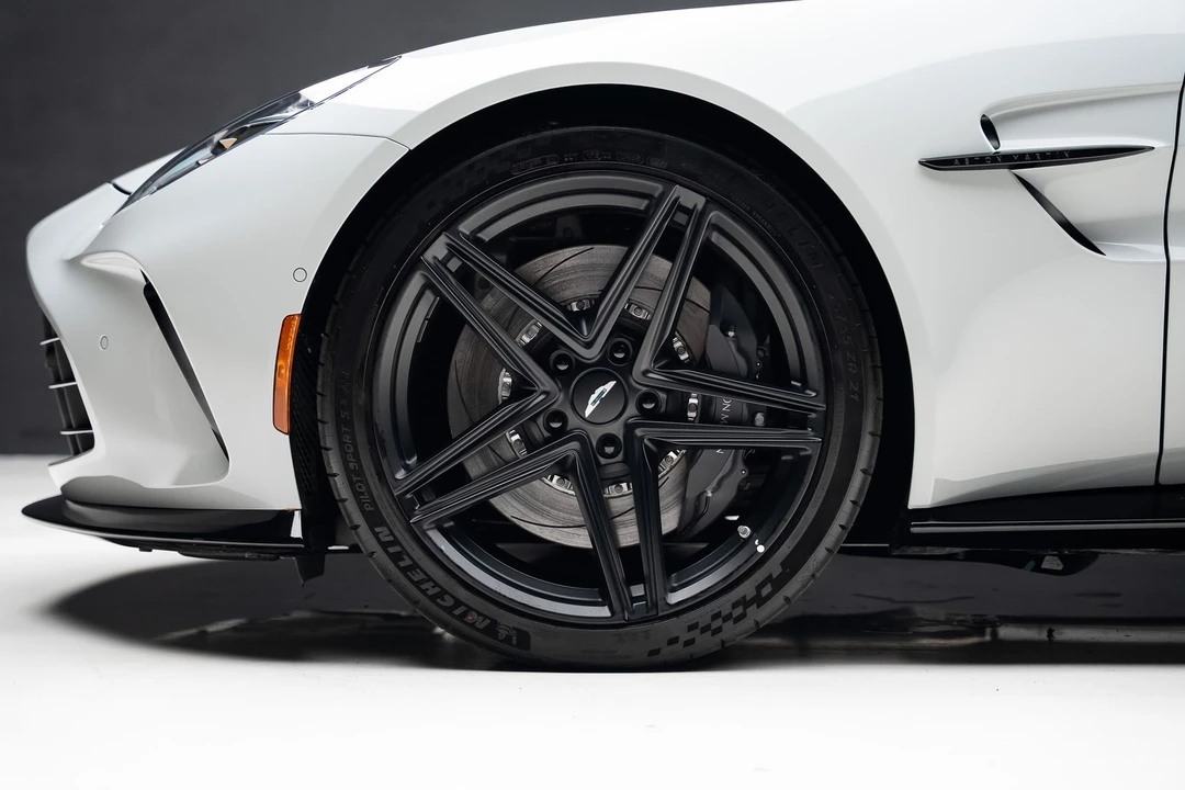 2025 Aston Martin V8 Vantage (2019+) - Image 19 of 31