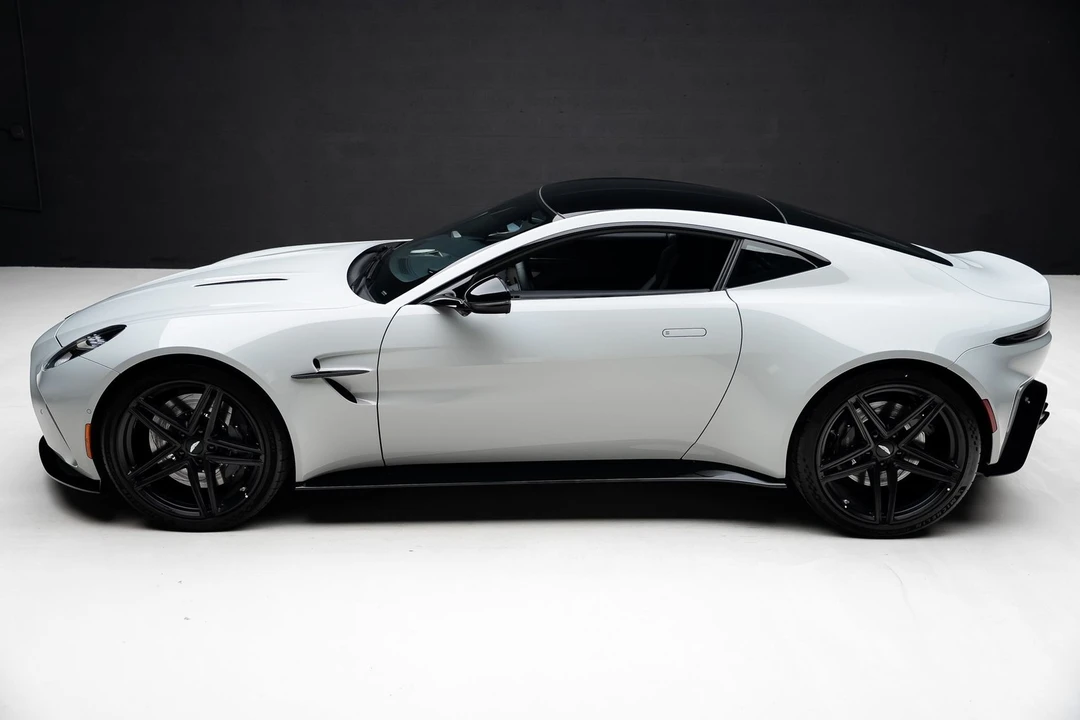 2025 Aston Martin V8 Vantage (2019+) - Image 16 of 31