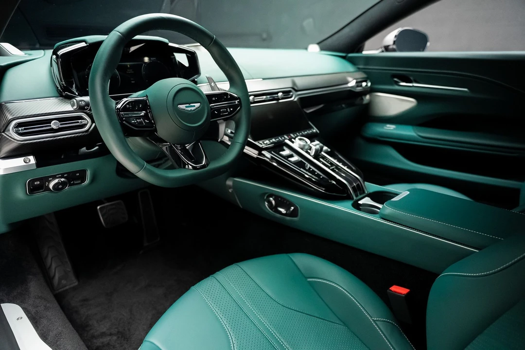 2025 Aston Martin Vantage - Image 2 of 31