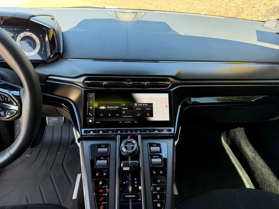 2025 Aston Martin V8 Vantage (2019+) - Image 15 of 21