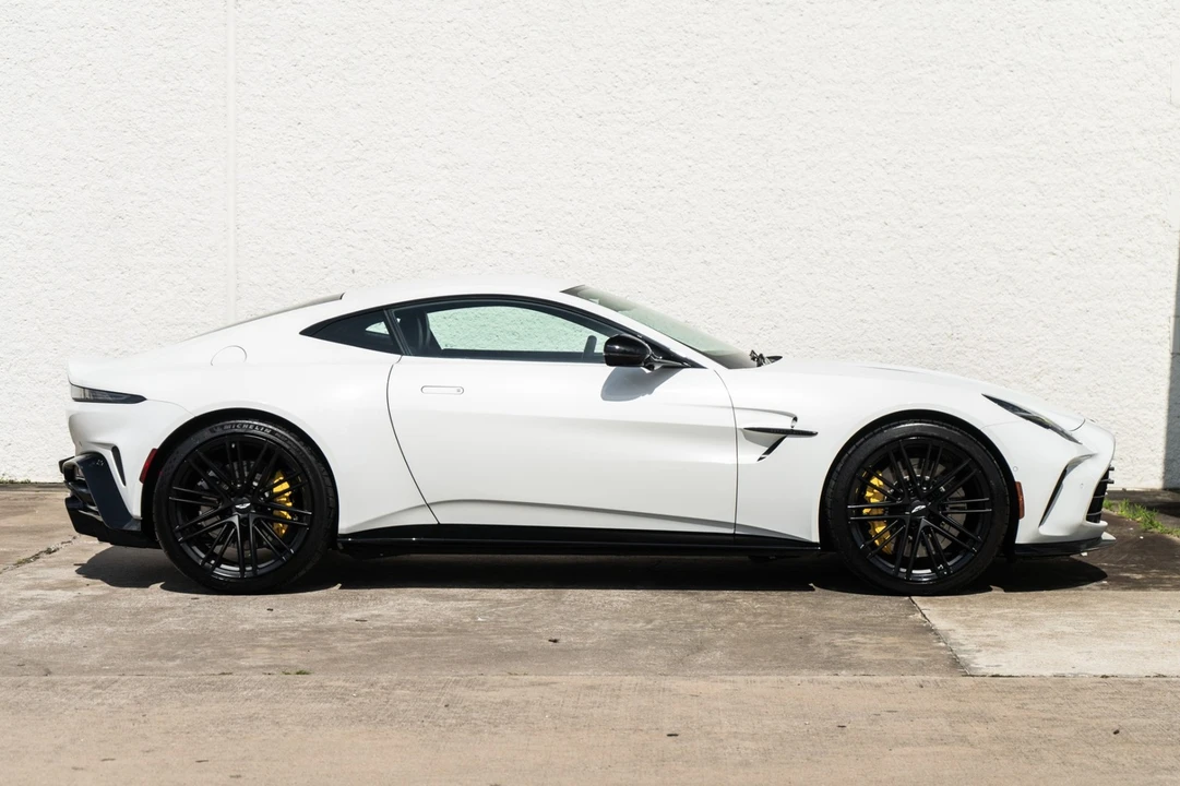 2025 Aston Martin Vantage - Image 3 of 31