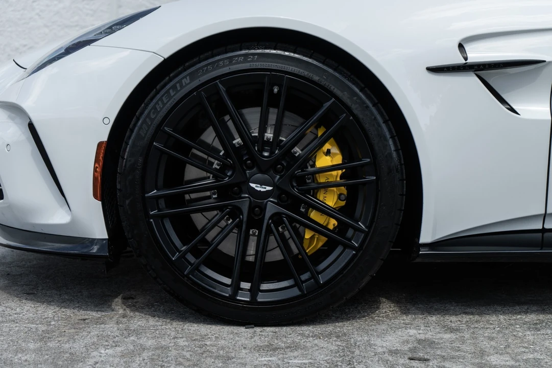2025 Aston Martin Vantage - Image 25 of 31
