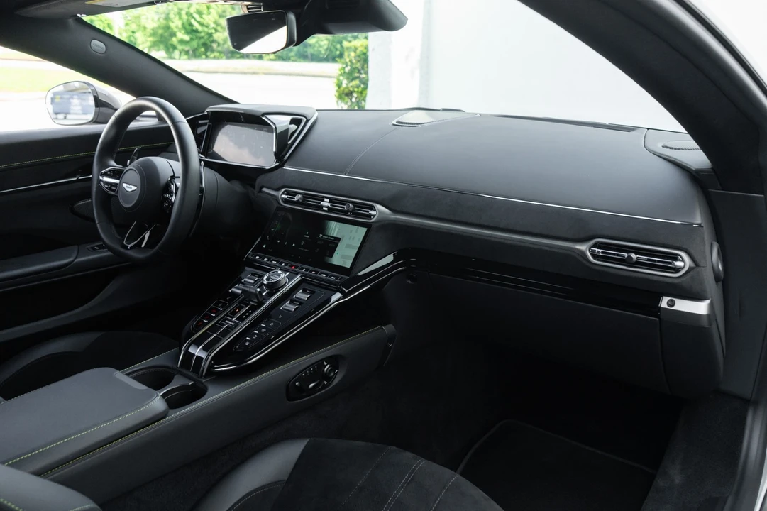 2025 Aston Martin Vantage - Image 17 of 31