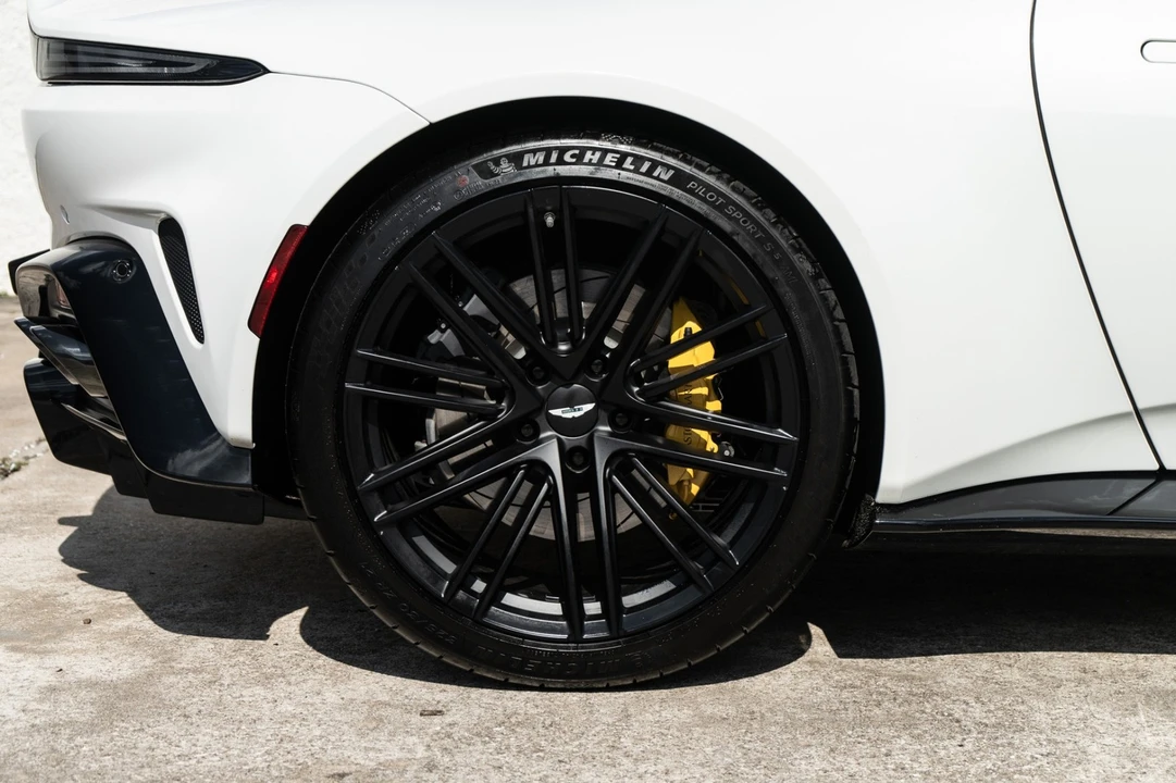 2025 Aston Martin Vantage - Image 27 of 31