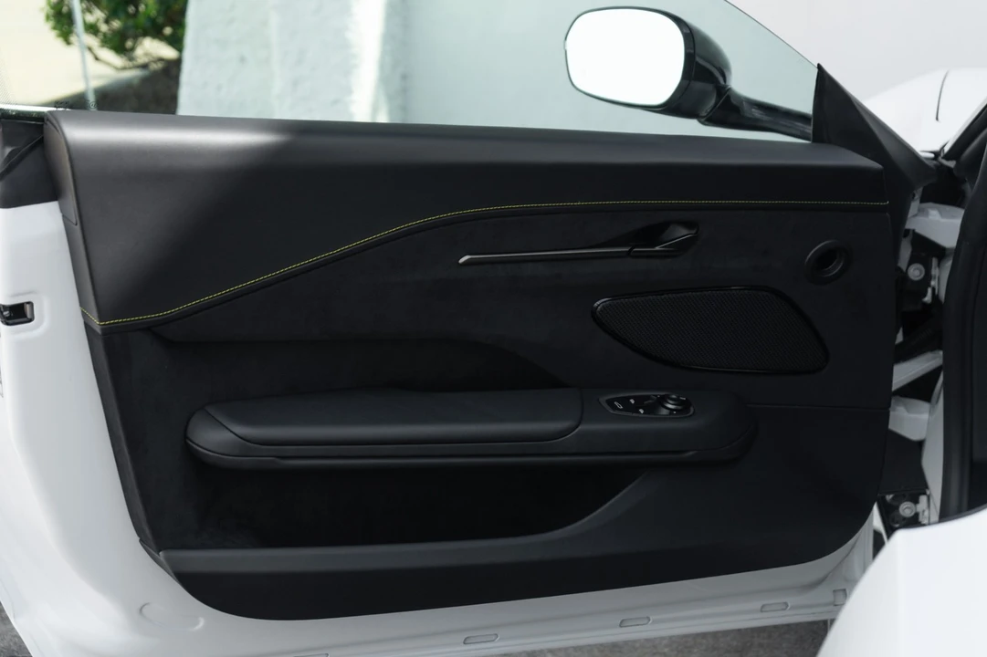 2025 Aston Martin Vantage - Image 29 of 31