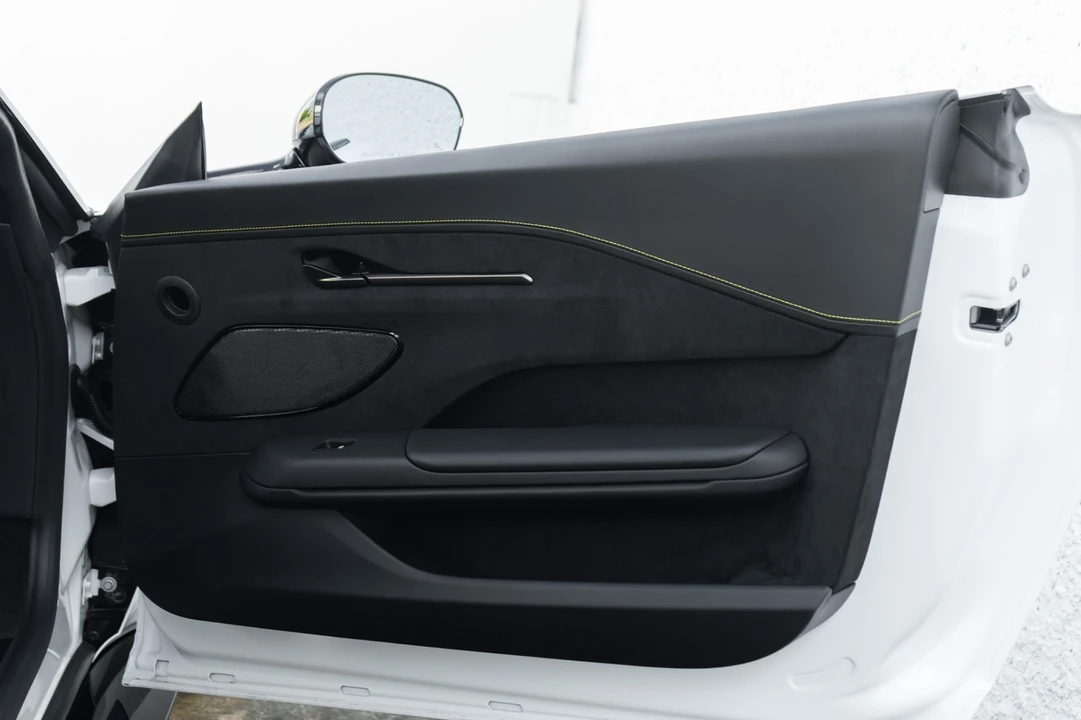 2025 Aston Martin Vantage - Image 30 of 31