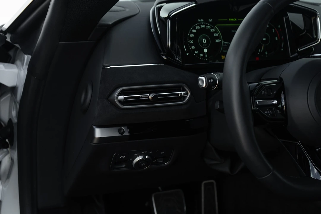 2025 Aston Martin Vantage - Image 19 of 31