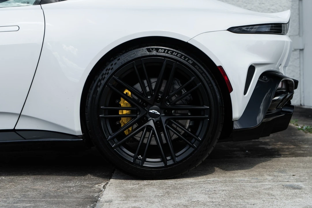 2025 Aston Martin Vantage - Image 26 of 31