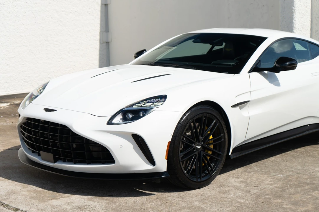 2025 Aston Martin Vantage - Image 14 of 31