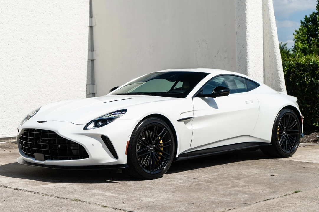 2025 Aston Martin Vantage - Image 2 of 31