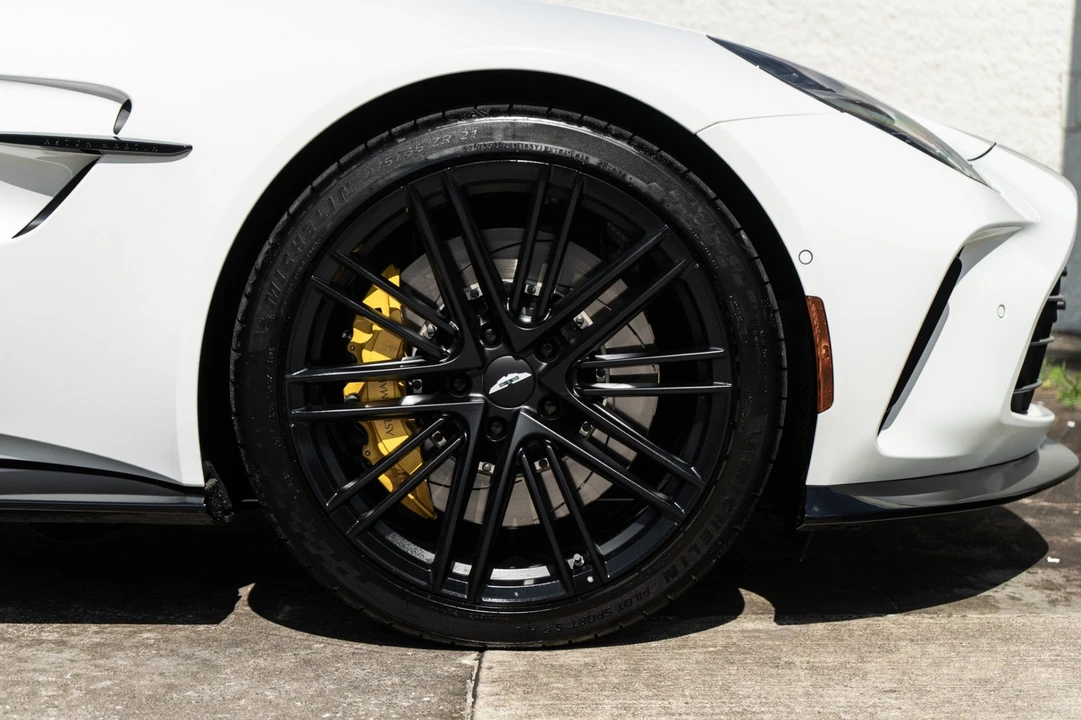 2025 Aston Martin Vantage - Image 28 of 31