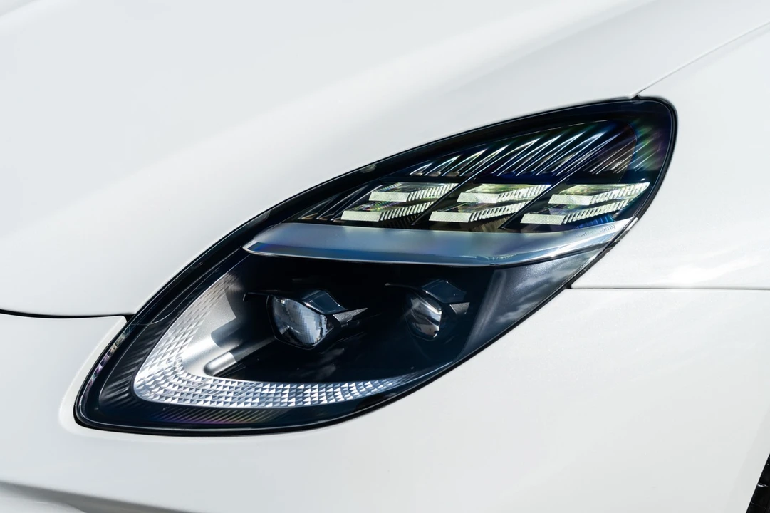 2025 Aston Martin Vantage - Image 15 of 31