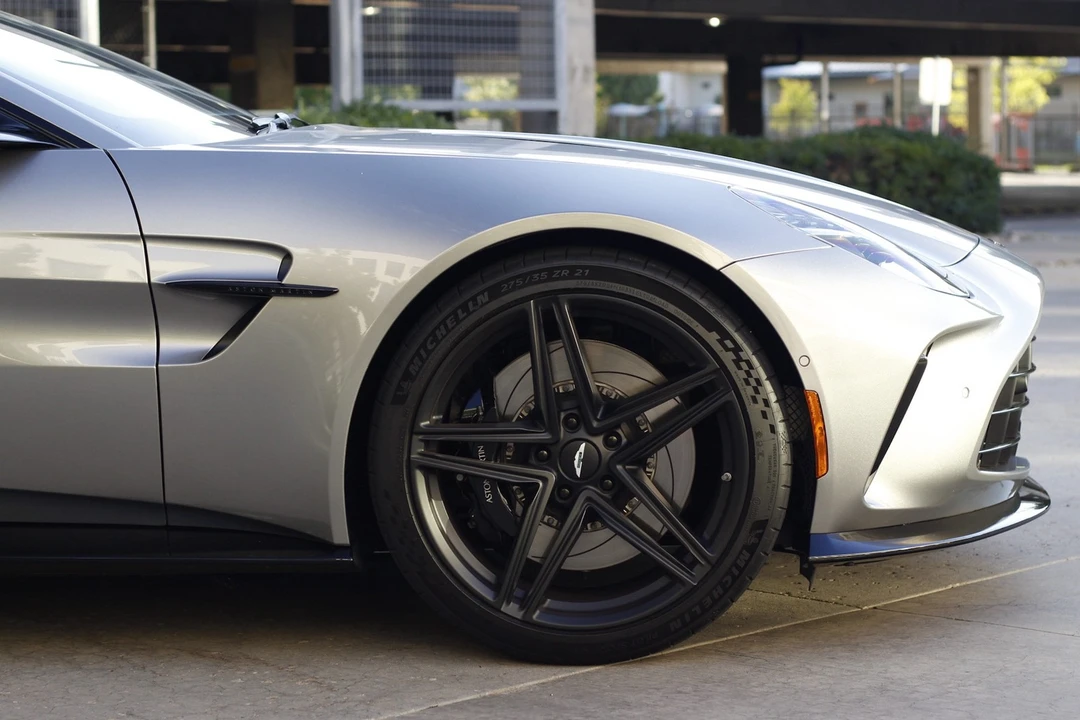 2025 Aston Martin V8 Vantage (2019+) - Image 20 of 31