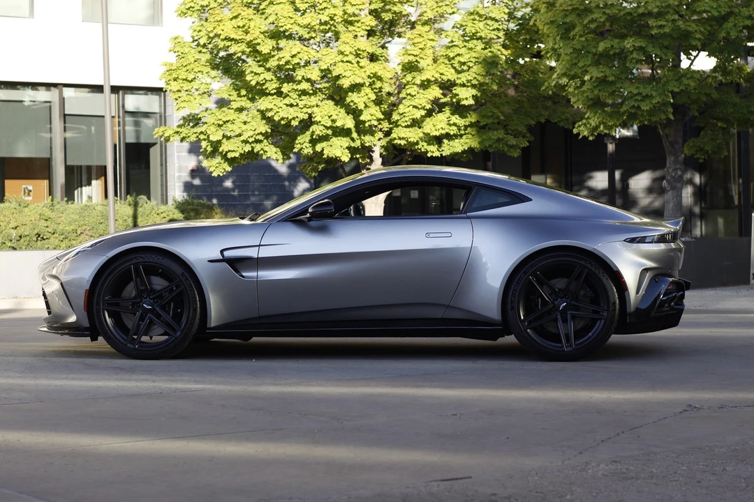 2025 Aston Martin V8 Vantage (2019+) - Image 9 of 31