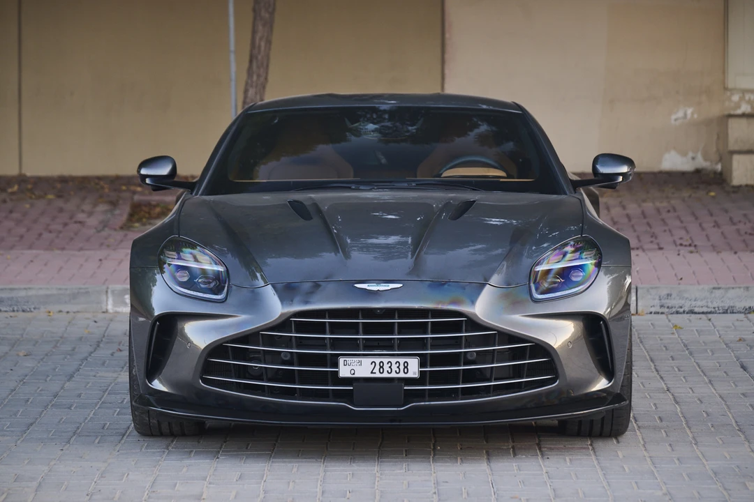 2025 Aston Martin Vantage - Image 2 of 31